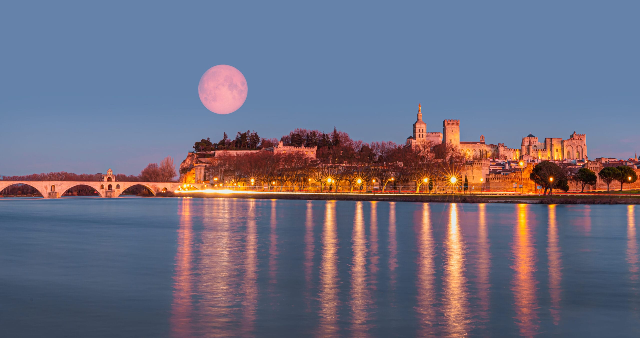 PontSaintBenezetBridgeOnTheRhoneRiverAndPalace - Welzijn De Bron | Persoonlijke Groei & Balans